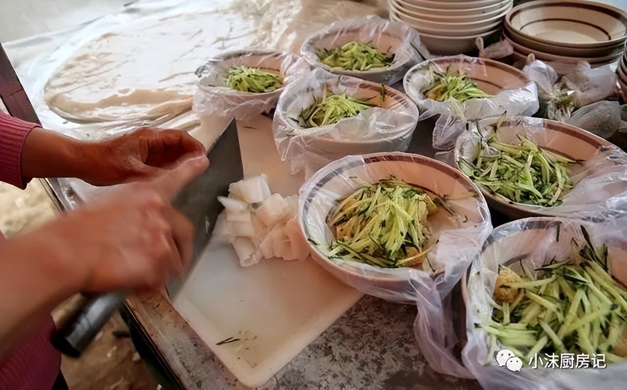 凉皮好不好吃全靠红油香不香,凉皮要怎么吃才最好吃