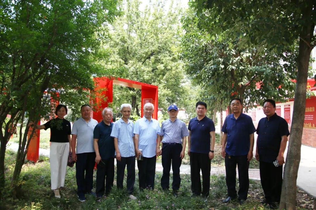 谢先莹、马士龙：大学门口为什么大都放块巨石