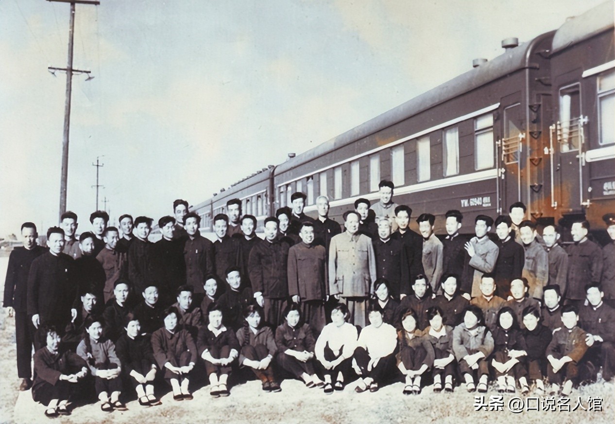毛主席途经天津，问起狗不理包子取名缘由，一列车员回答引人大笑