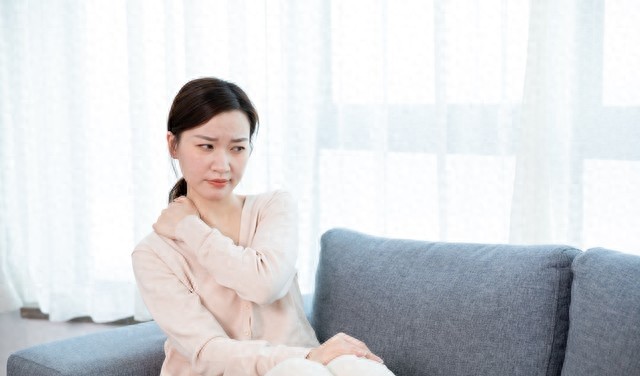 婆婆把5个月的孙子放在沙发上，去削苹果，儿媳听见咚一声气炸了