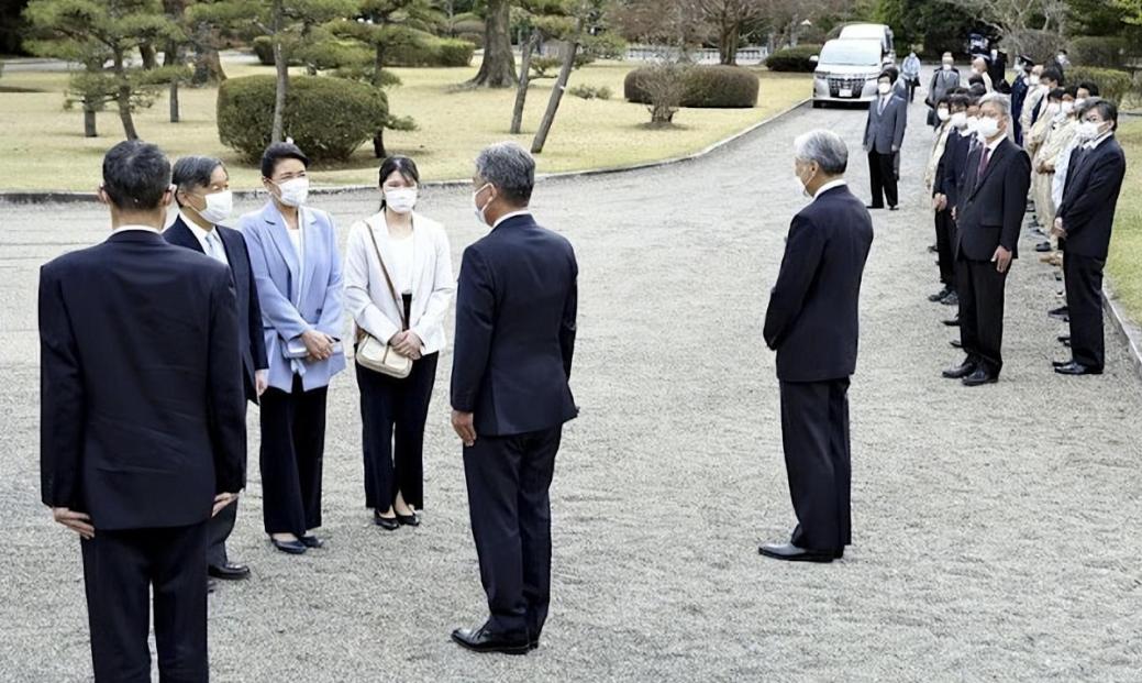 日本爱子公主与父母齐聚！穿开叉裤子变时髦，挎单肩包不再显老气