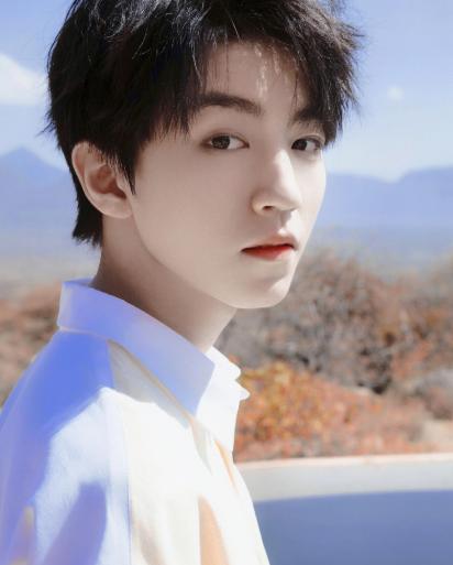 蒙牛主播“五次”叫错王俊凯，时候嬉皮笑脸，绿茶行为引粉丝不满