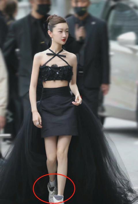 周冬雨相貌平平为什么那么火,周冬雨为什么一出道资源就那么好