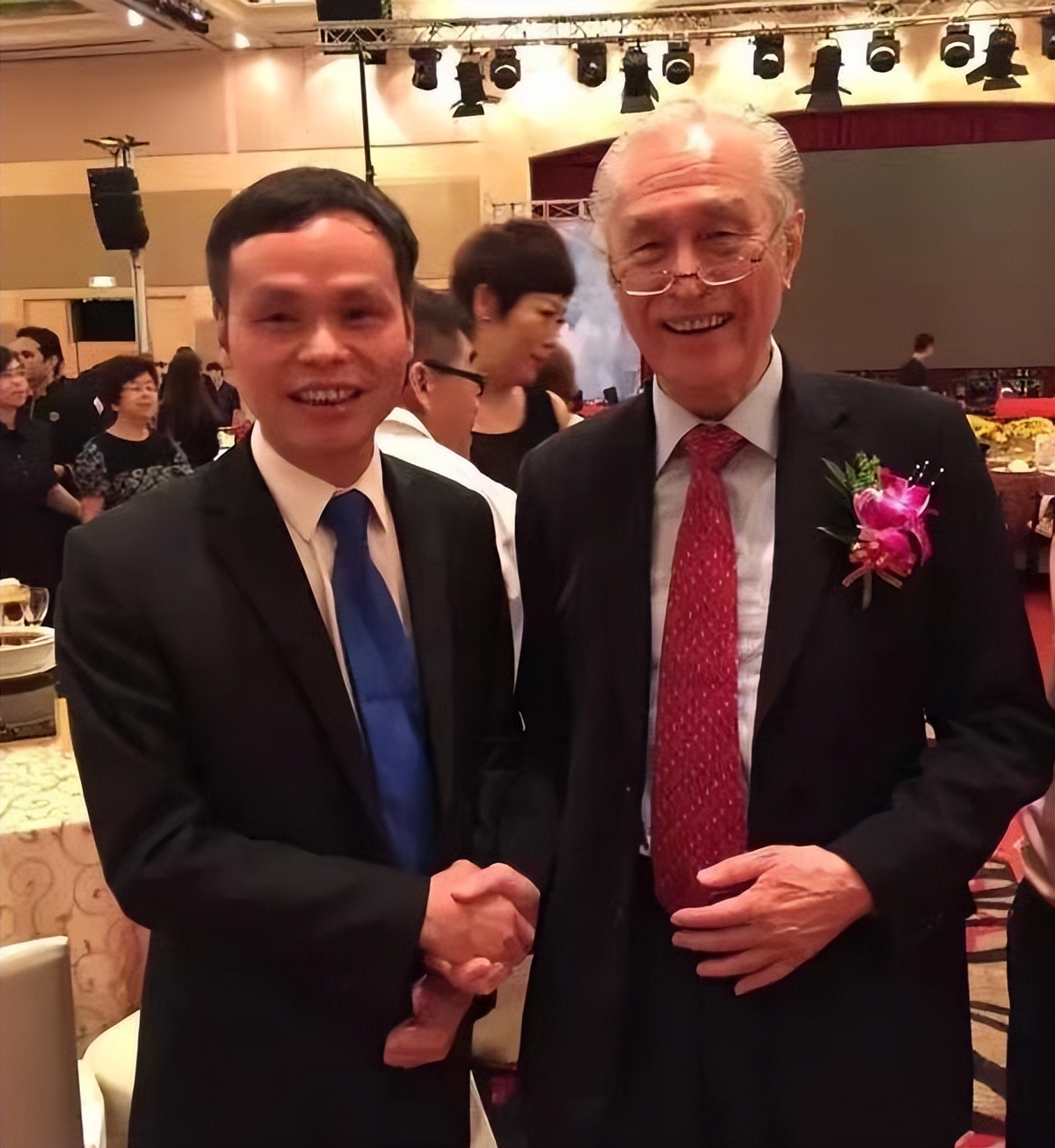 陈景岗《短歌行•普洱颂》：茶海浩瀚，独钟云南