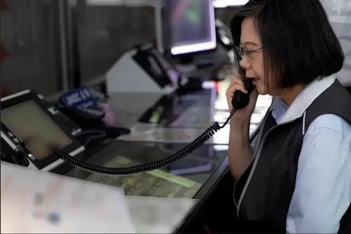 表情慌张，蔡英文第一次听到解放军喊话被吓到，台军慌忙打圆场