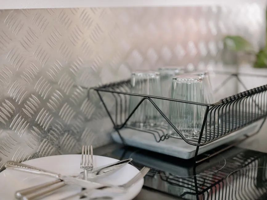 这届上门服务，瞄准“生活不自理”的年轻人