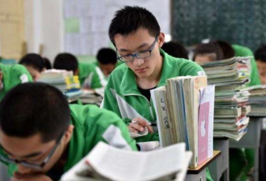 安徽一老师编“男足”段子,学校当标语滚动*放播**,结果有些意外