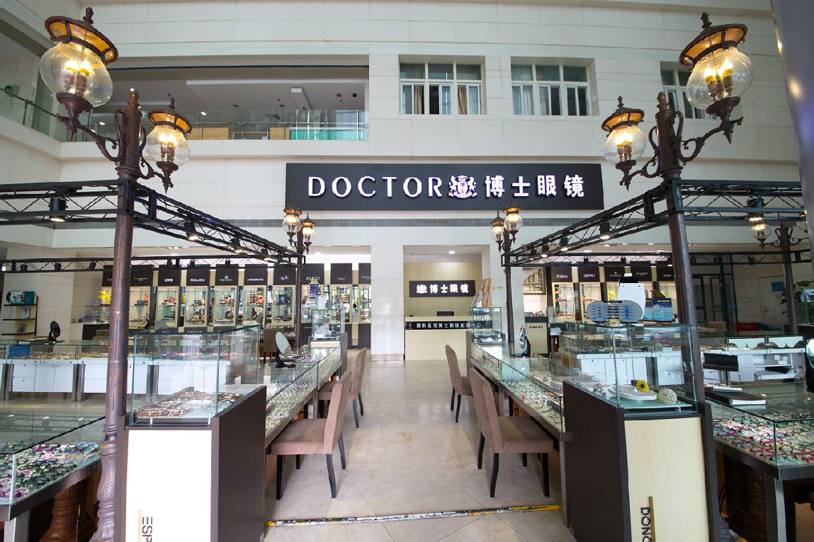 梅州出现一位“眼镜大王”：掌舵眼镜连锁龙头企业，身家20亿