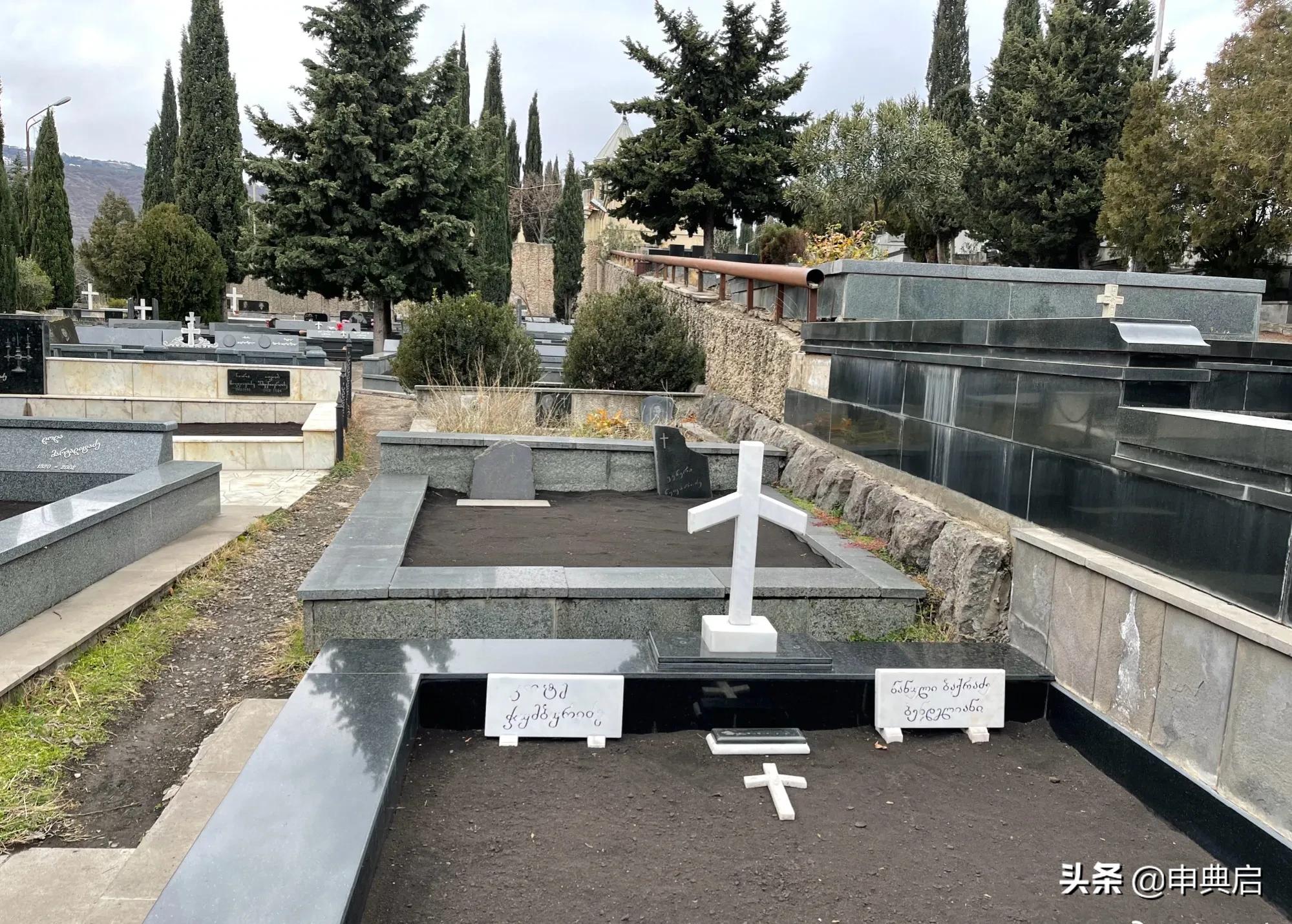 带小花园的目前看到最豪华墓地在格鲁吉亚，人均土地资源相当丰富