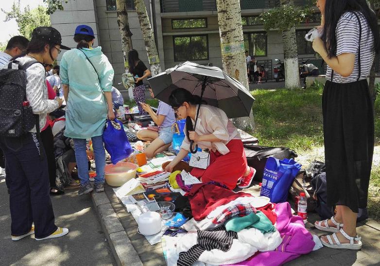 失业女生摆摊崩溃却登上热搜,女子失业摆摊一天挣5元痛哭