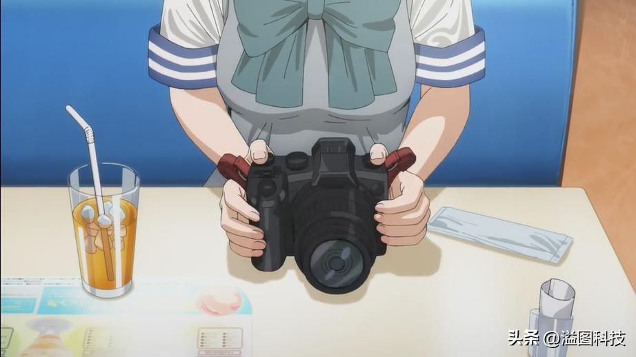 《更衣人偶坠入爱河》中的美少女选了哪款相机？