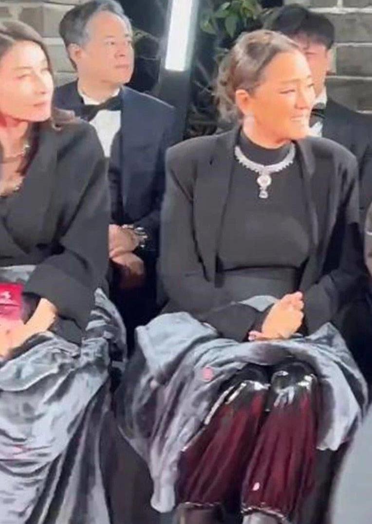 巩俐穿大花裙的身材,巩俐郭晶晶同框谁更显品味