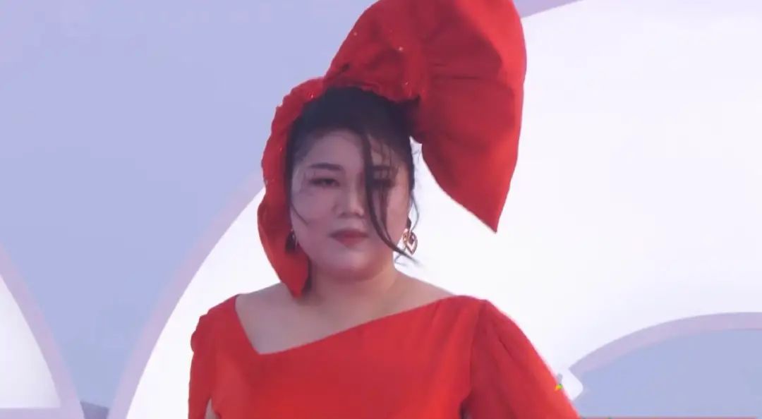 因为肩塌而红毯翻车的女明星,各个女星的红毯穿衣事故