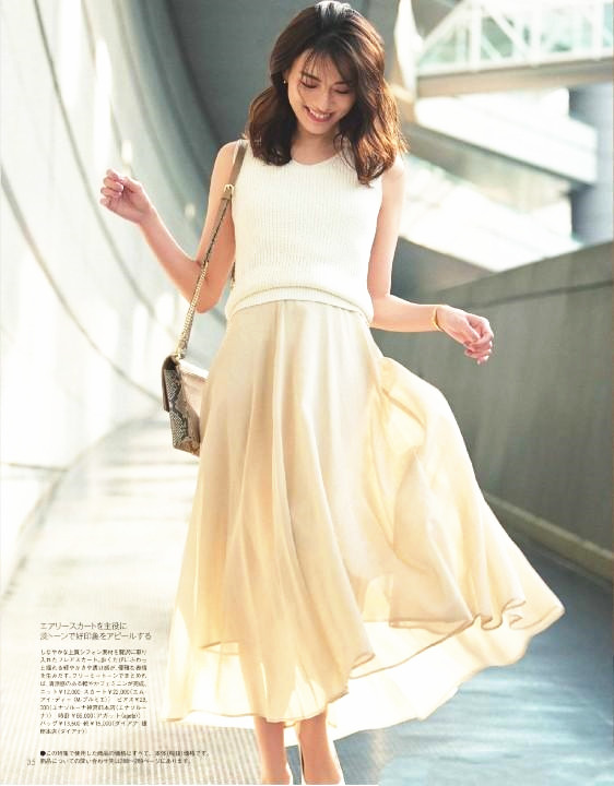 浅卡其色牛仔裤搭配夏天,高级感白色短袖搭配牛仔裤