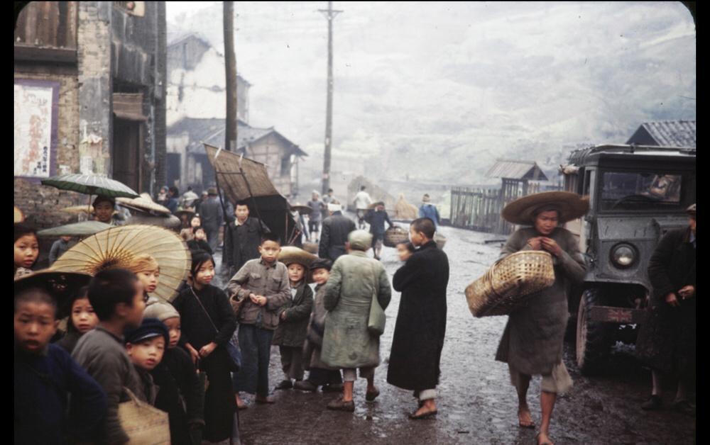 羞耻与痛苦：30张老照片记录纳粹强迫妇女脱衣的残忍场景！