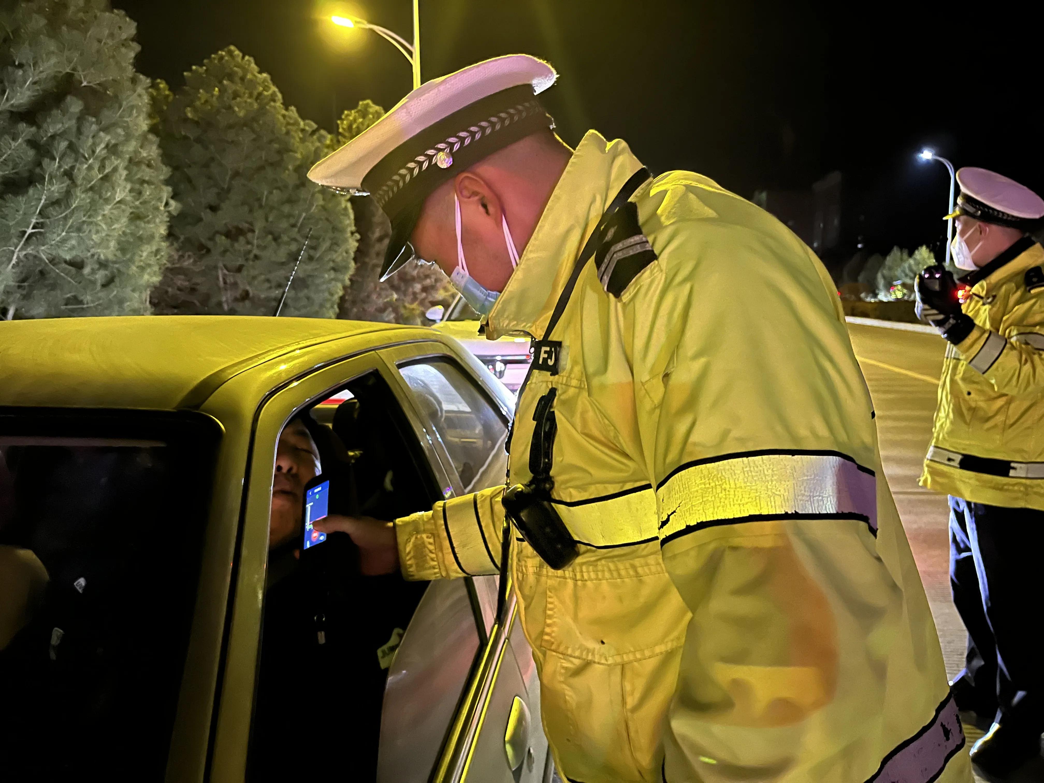 公安春节不打烊民警在岗保平安,县交警圆满完成春节安保任务