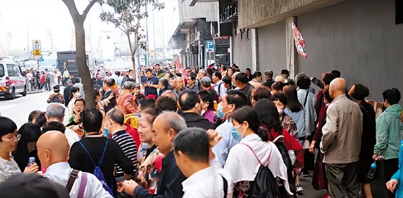 内地游客在香港街头吃饭,香港本地人评价大陆游客