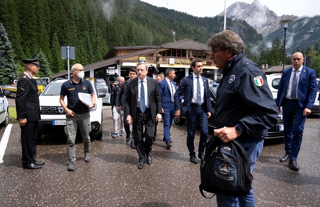 居然傻呆呆在拍，还不赶紧逃命？吉尔吉斯斯坦冰川崩塌：太可怕了