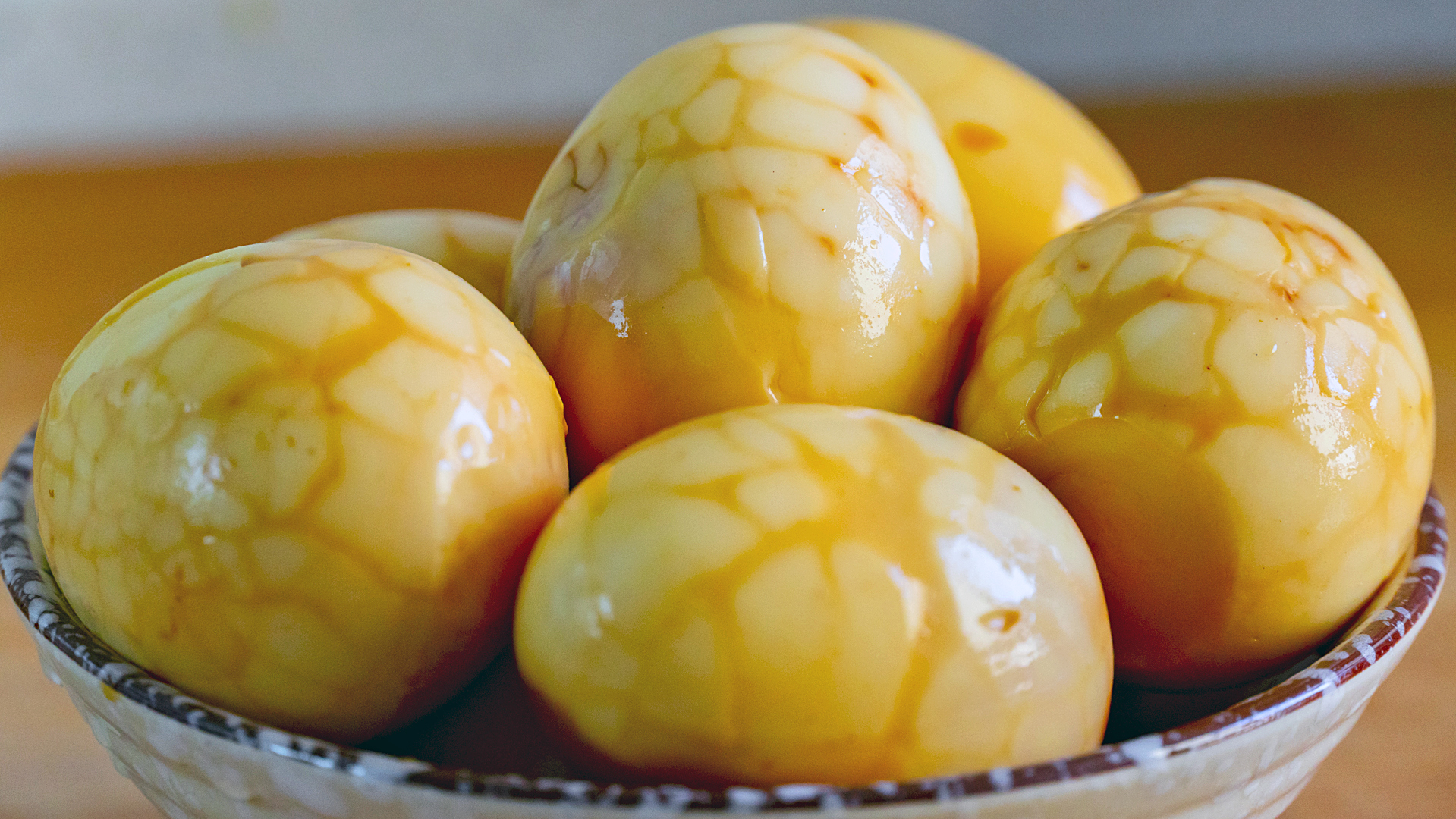 买鸡蛋是挑大的好还是小的好,买鸡蛋时买几个才不会尴尬