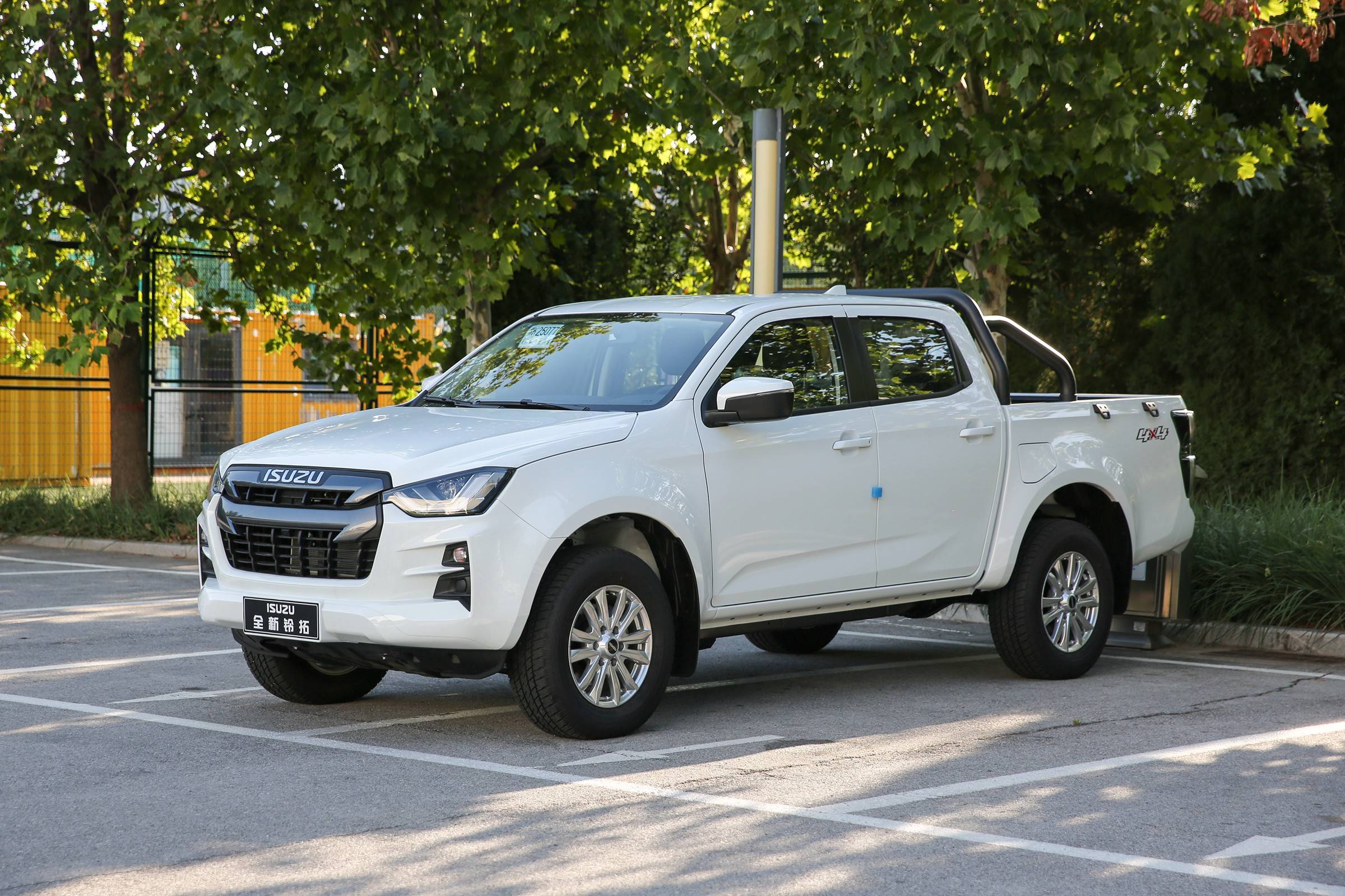 五十铃皮卡铃拓和d-max外观区别,五十铃皮卡铃拓2.5t四驱手动测试