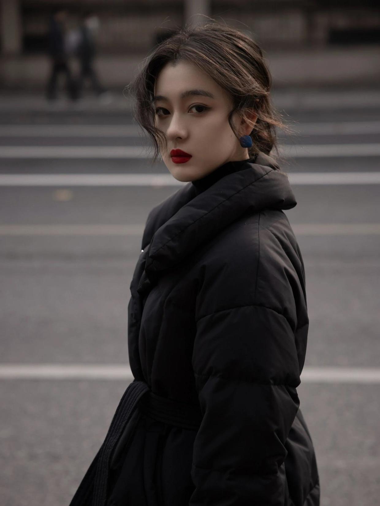 黑色羽绒服穿搭高级感中款,黑色羽绒服冬季高级感穿搭小个子