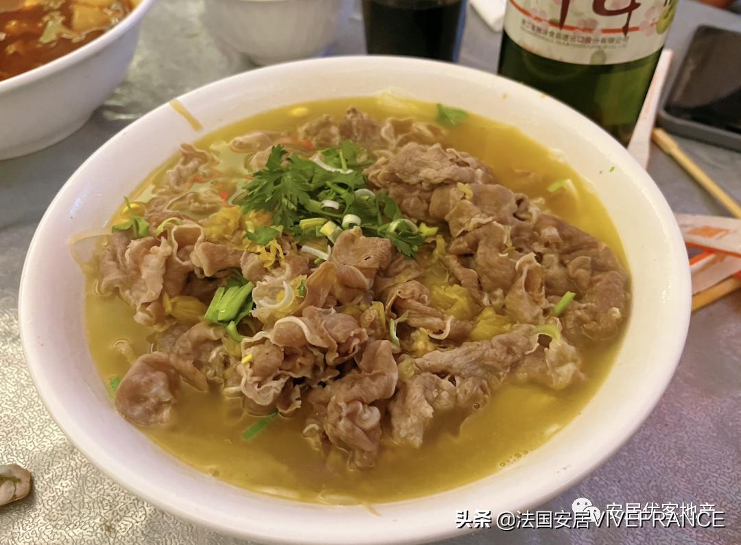 走起喝羊肉汤嘛！烤鱼毛血旺，还有生煎小面