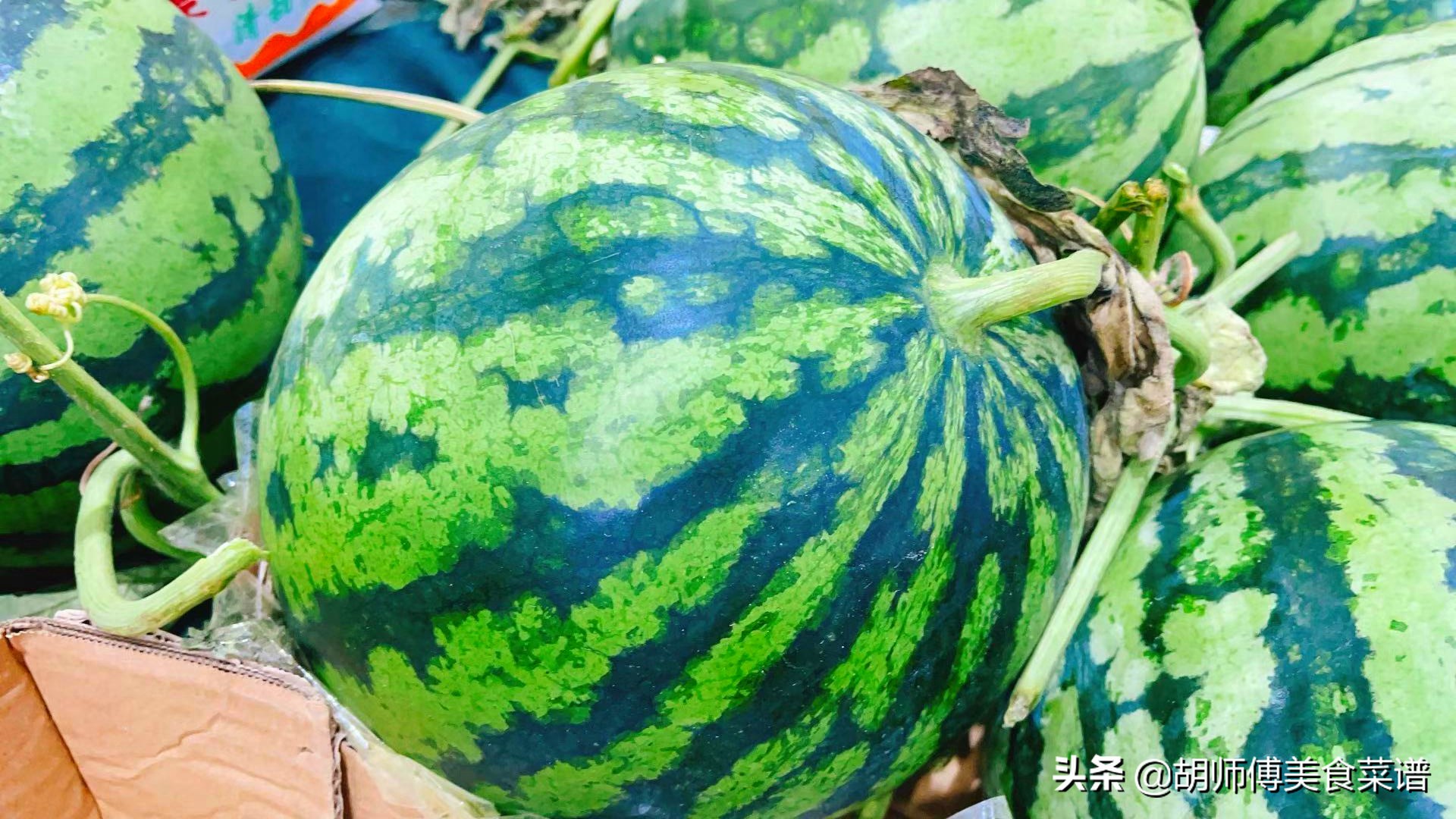 买西瓜时拍一拍,买西瓜认准这四点保证香甜多汁