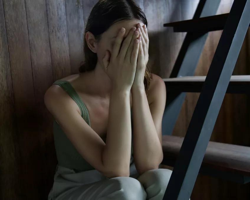 被治疗的抑郁症开始变乖巧了,她患上了重度抑郁症