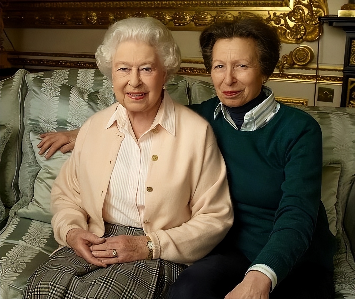 安妮公主向女王行屈膝礼,安妮公主给女王灵柩行屈膝礼