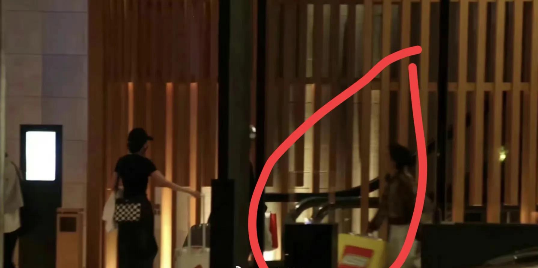 杨幂和父母去看糯米,杨幂回香港看望女儿小糯米