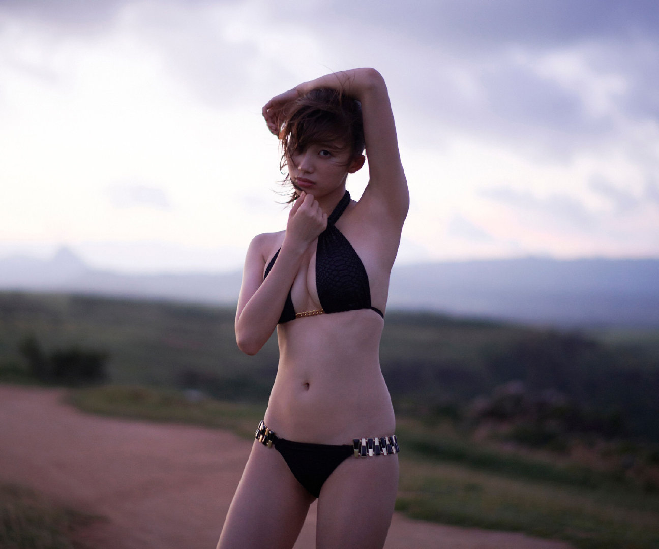 日本美女演员小仓优香火辣动人