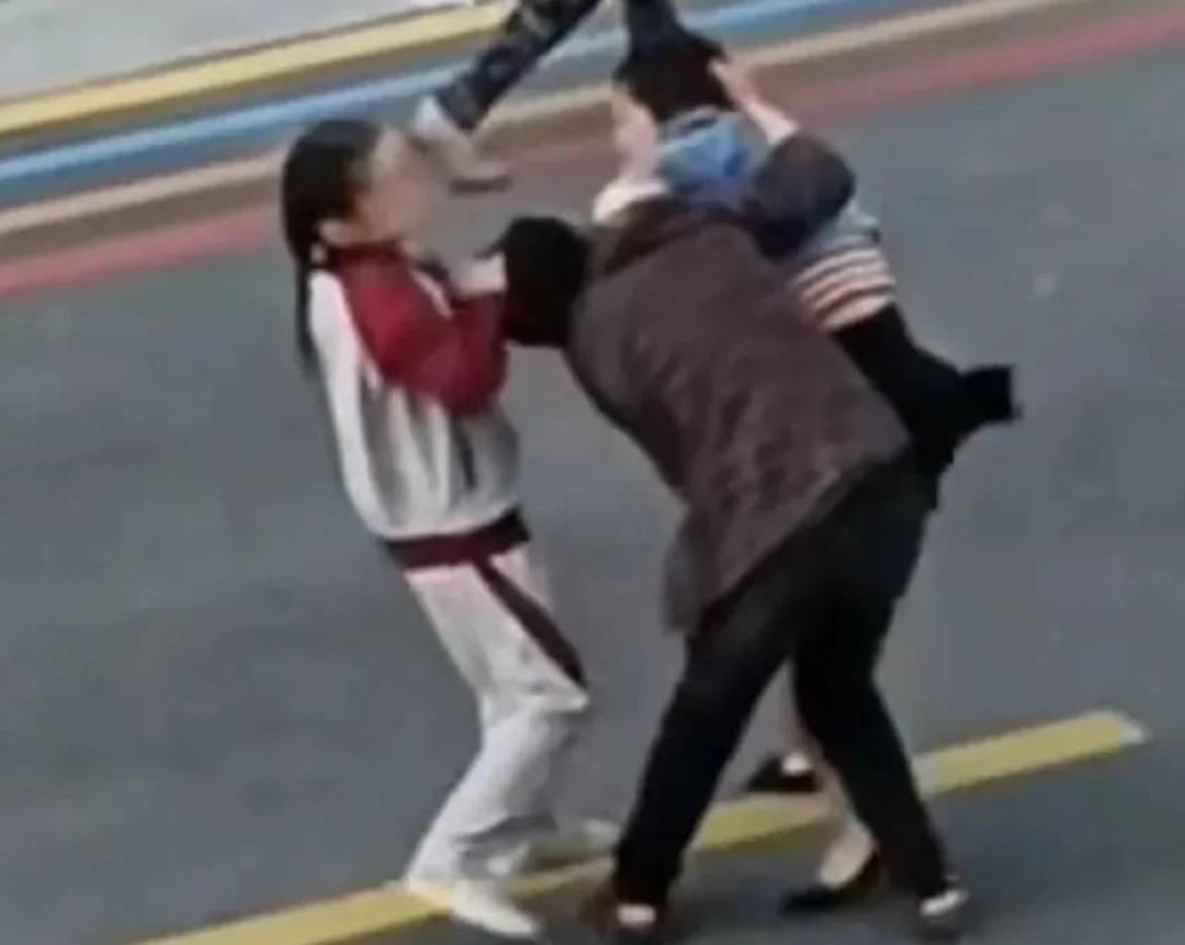 婆媳打架儿子拉架原视频,婆媳在街上打架孙女劝架被打