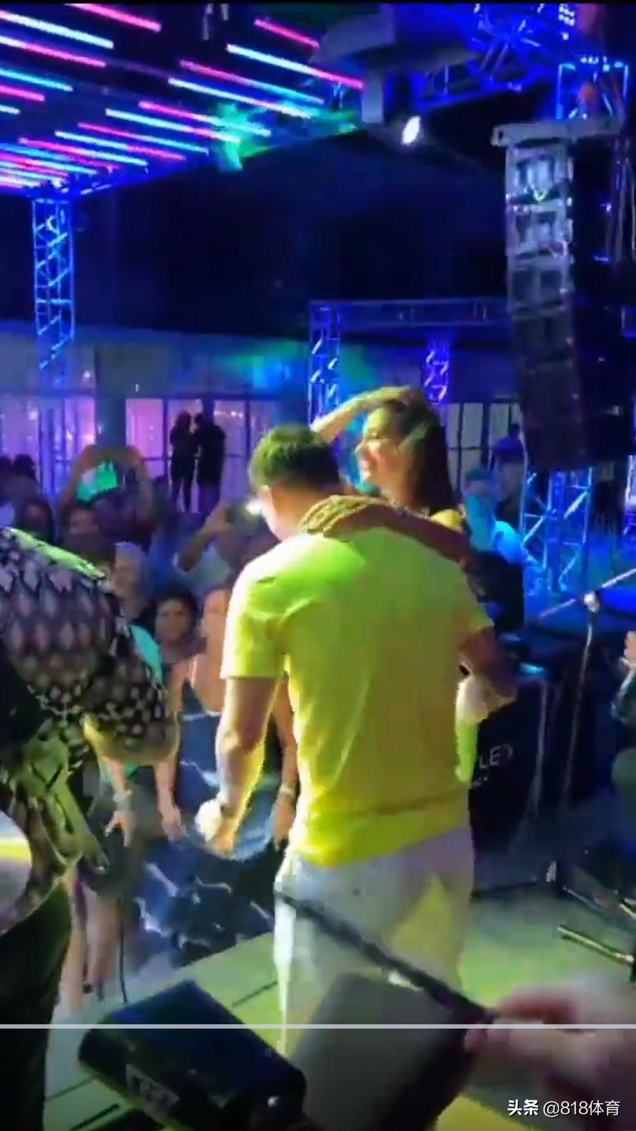 笑喷!梅西荧光绿参加派对搂爱妻跳舞,梅老板老年迪斯科安妞带不动