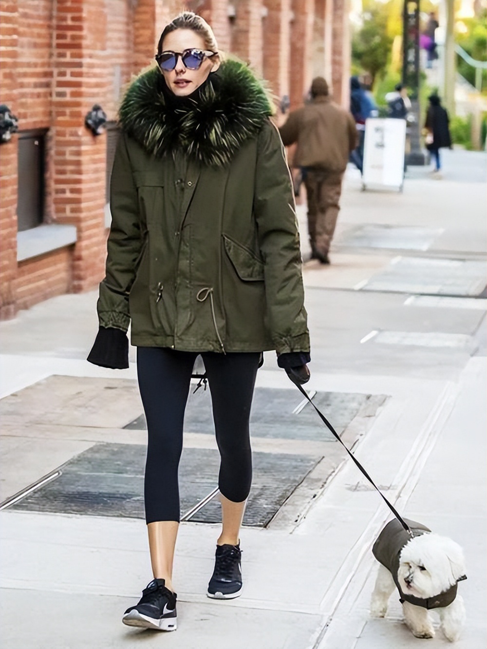 难怪女人们都不爱穿大衣了，今年流行“派克服”，气质保暖还时髦