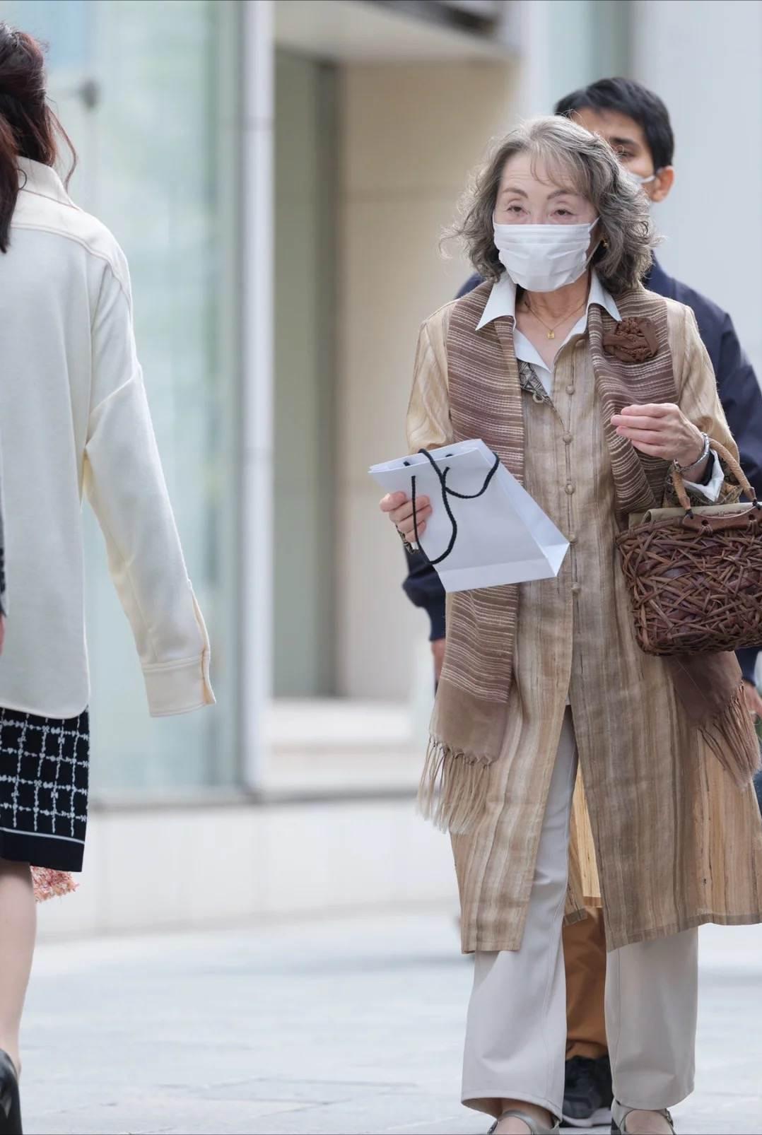 被街拍惊艳了,日本老人穿搭街拍