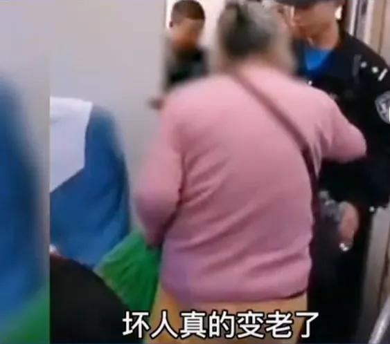 道德绑架，老太高铁买无座票强求小姑娘让座，乘务员劝阻遭辱骂