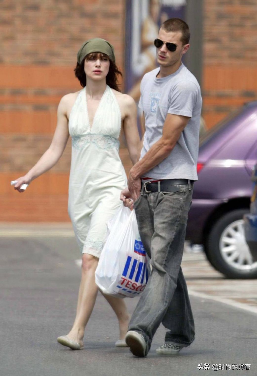 看了这位英伦玫瑰的小腿，我才明白为什么她偏爱锥形裤和长裙