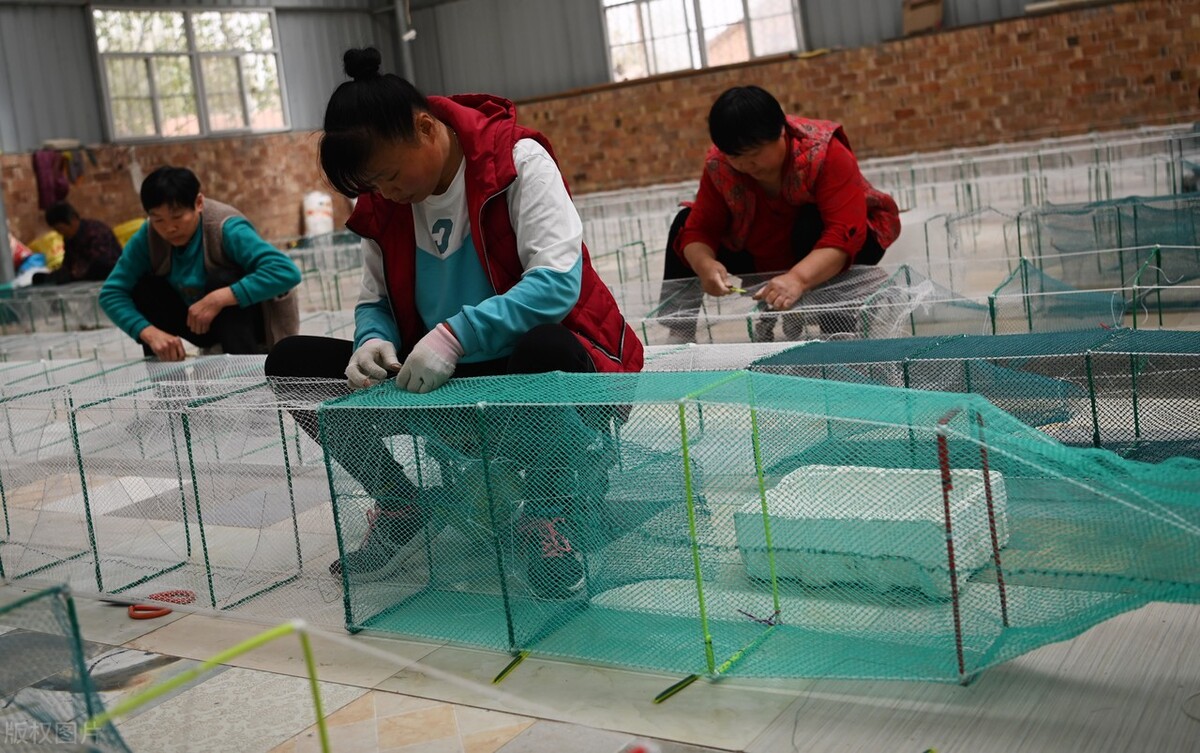 山东聊城引领“巾帼车间”，妇女加工渔网忙，每天收入60元左右