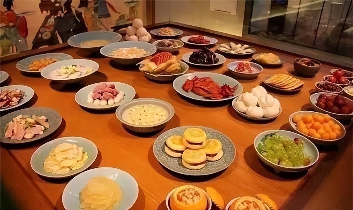 皇帝吃饭“食不过三”，剩下的食物去往哪里，竟形成一条产业链