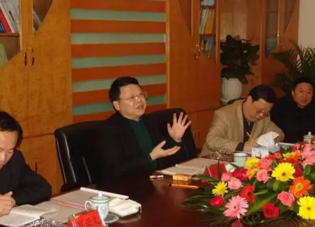 重庆扫黑局长文强：霸占警花十年不许结婚，被捕时家中发现2000万