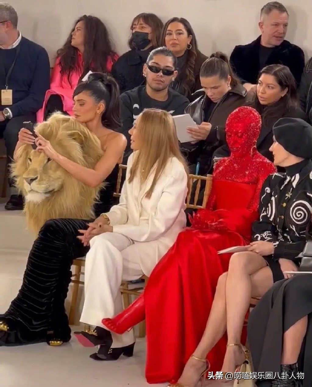 37岁伊莲娜吊打卡戴珊家金小妹，肩抗狮子头好轻松，自己赚钱真爽