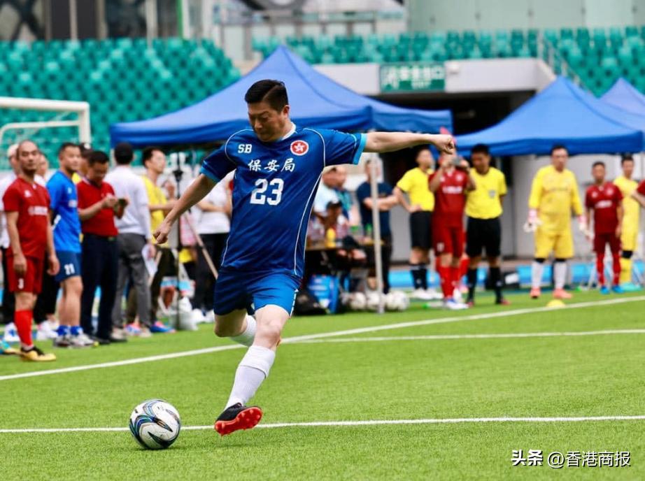 首屆深港口岸足球賽開波！香港保安局局長鄧炳強披掛上陣