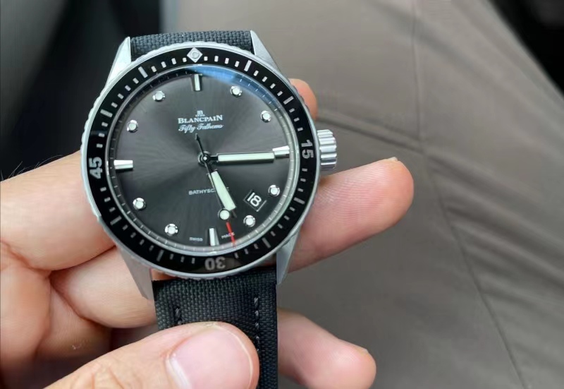 潜水表的发明者,潜水表鼻祖宝珀经典五十噚红金款