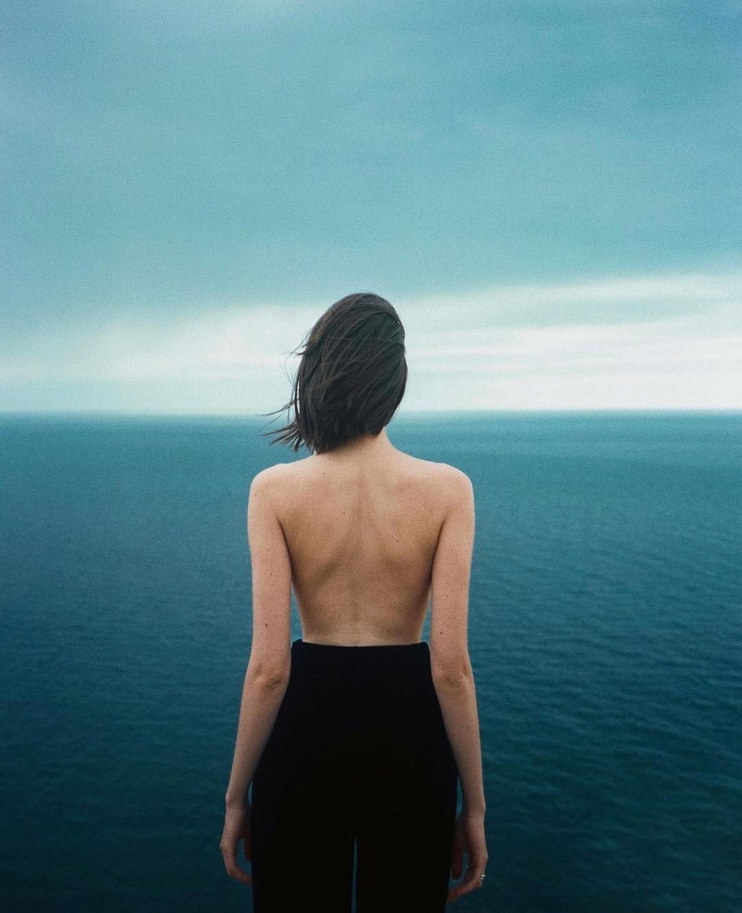 还没问清自己到底为什么，就用“安定”来回答了自己