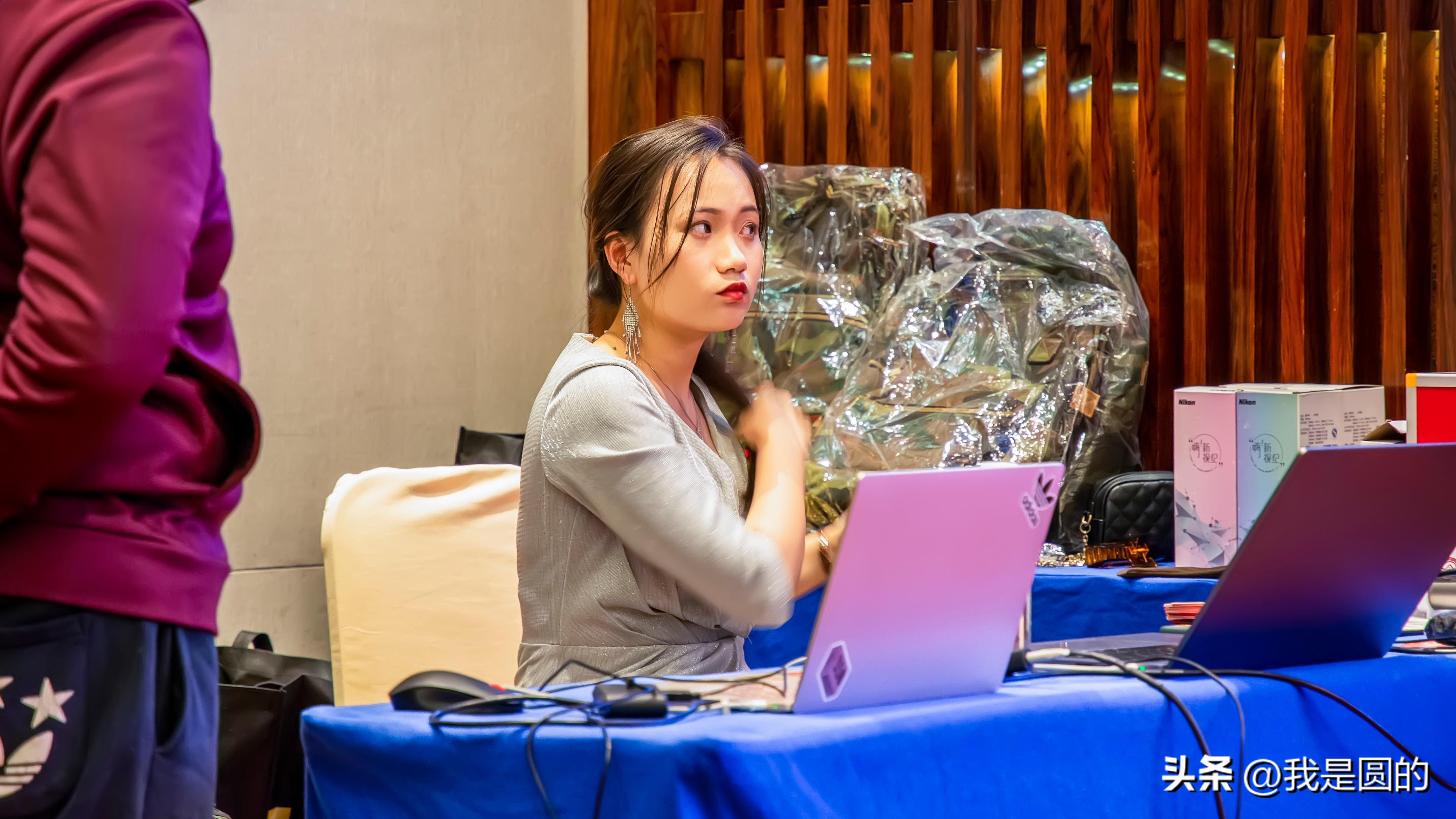 主持途中的主持人（原创摄影+随笔300字）