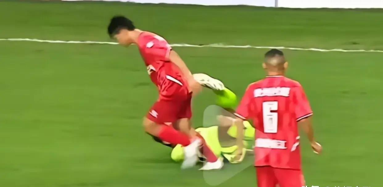 香港媒体评黄日华踢球引发热议,香港媒体谈论黄日华足球