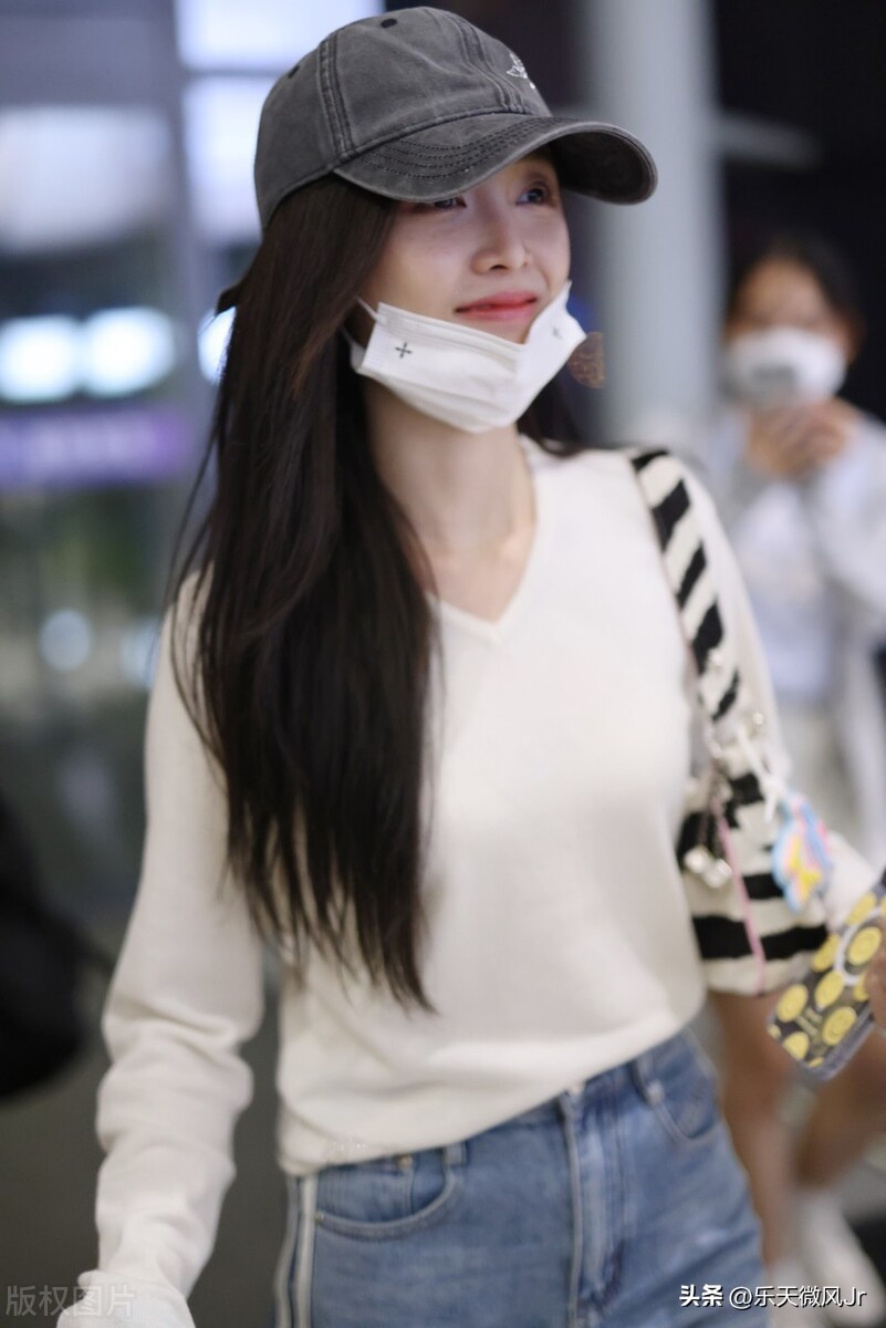 吴宣仪白色长袖上衣+阔腿牛仔裤+棒球帽随性简约