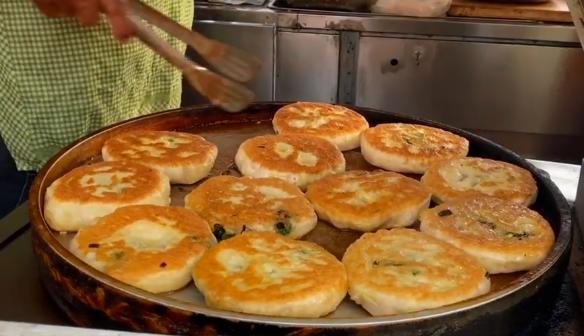 山西95后清纯女孩摆摊卖馅饼，1元一个，每天只睡5h也只卖2千块钱