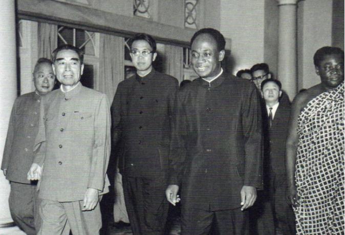 金日成访华，突然被少将搂住脖子，周恩来严厉批评：他已不是营长