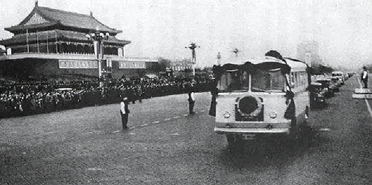 与周总理假扮“革命夫妻”，1976年得知总理去世，她哭晕在大堂